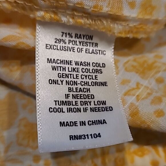 Kim Roger's sz M yellow flowers on cream background blouse - Picture 9 of 9